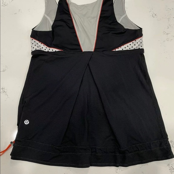 Lululemon women’s drawstring tank size 6 or 8 - Picture 2 of 2